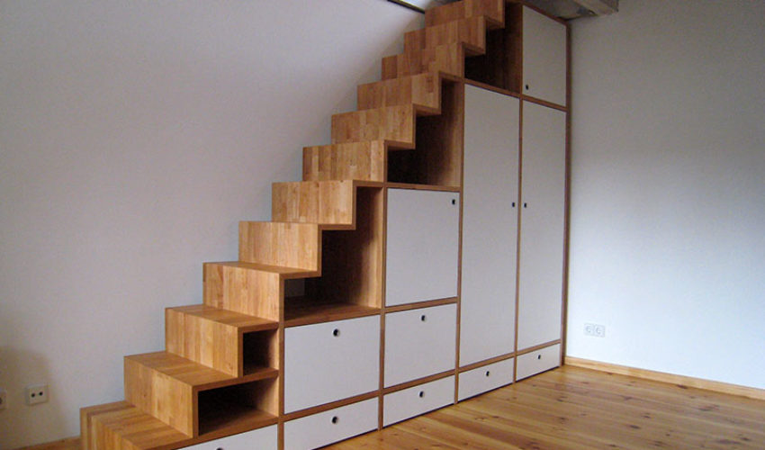 Treppenregal zum Dachzimmer