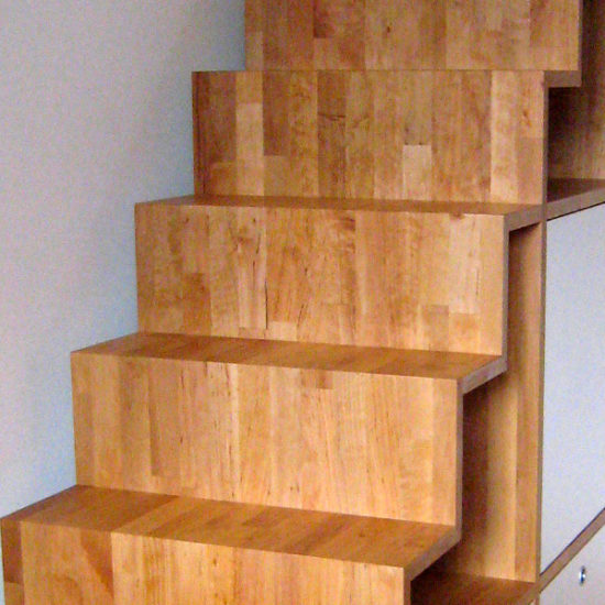 Treppenregal zum Dachzimmer