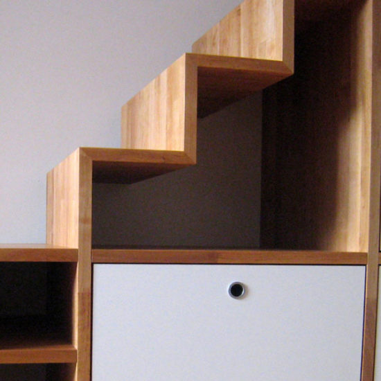 Treppenregal zum Dachzimmer