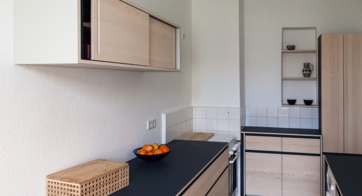 Küche in Esche und Linoleum Ansicht links